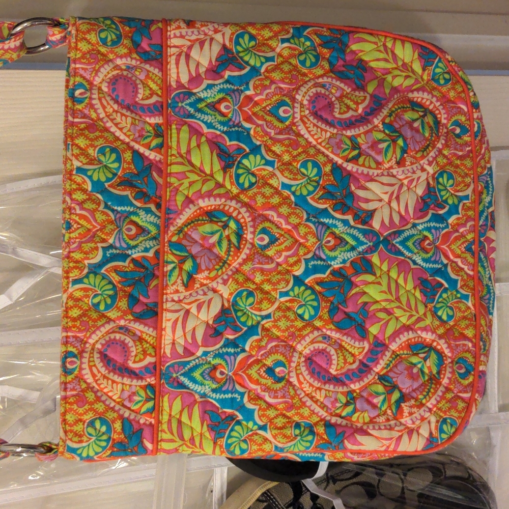Like new condition cross body Vera Bradley bag - Picture 6 of 6